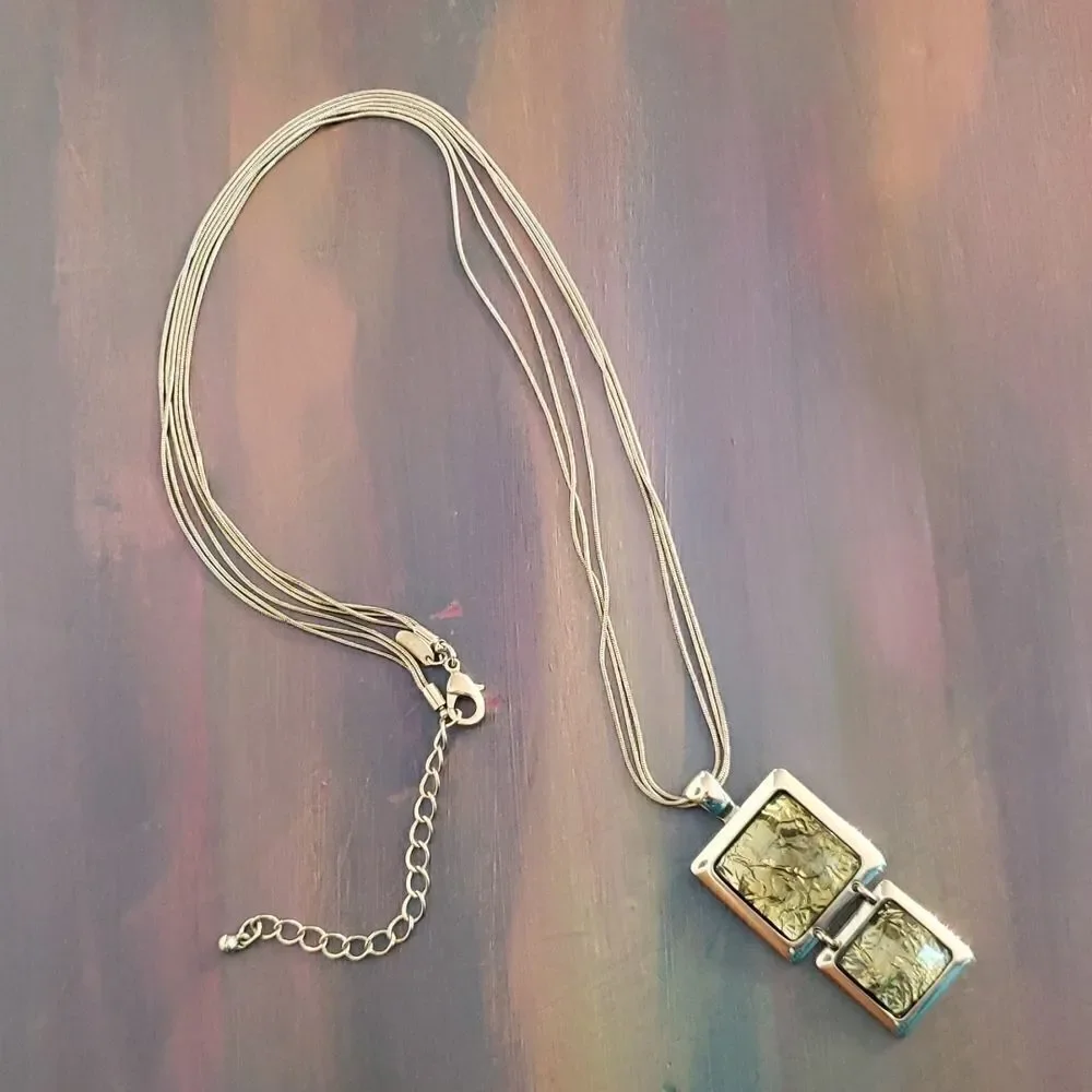 EUC Pretty Lia Sophia Pendant Necklace